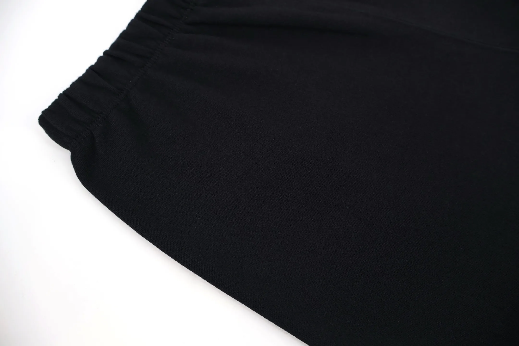 🅿️440 CH Croix heart flocked cross trousers. The fabric is high-definition, ultra-heavy-weight cotton with double yarn and compact Xinjiang cotton. The weight is 320 grams. The cloth surface is clean, the cloth pattern is clear, the hand feels tight and stiff, and the color fastness is high. It does not change shape or discolor. Threads and accessories are all independently developed and customized. The flocked cross at the waistband is laser-cut and then hot-pressed and positioned at fixed points. Calfskin leather label at back waistband. Size:S-M-L-XL